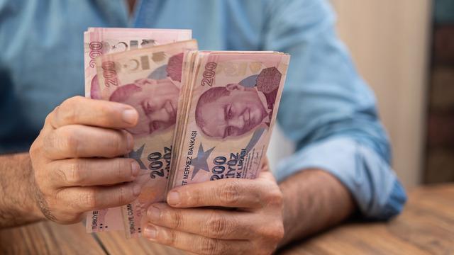 '20 bin TL'yi 1 Ocak'ta 15 bin TL olarak görecekler' Emekli maaşında '1 gün' çıkmazı! 'Ek bir maddeyle, sadece 2024'ü kapsasın diye...'