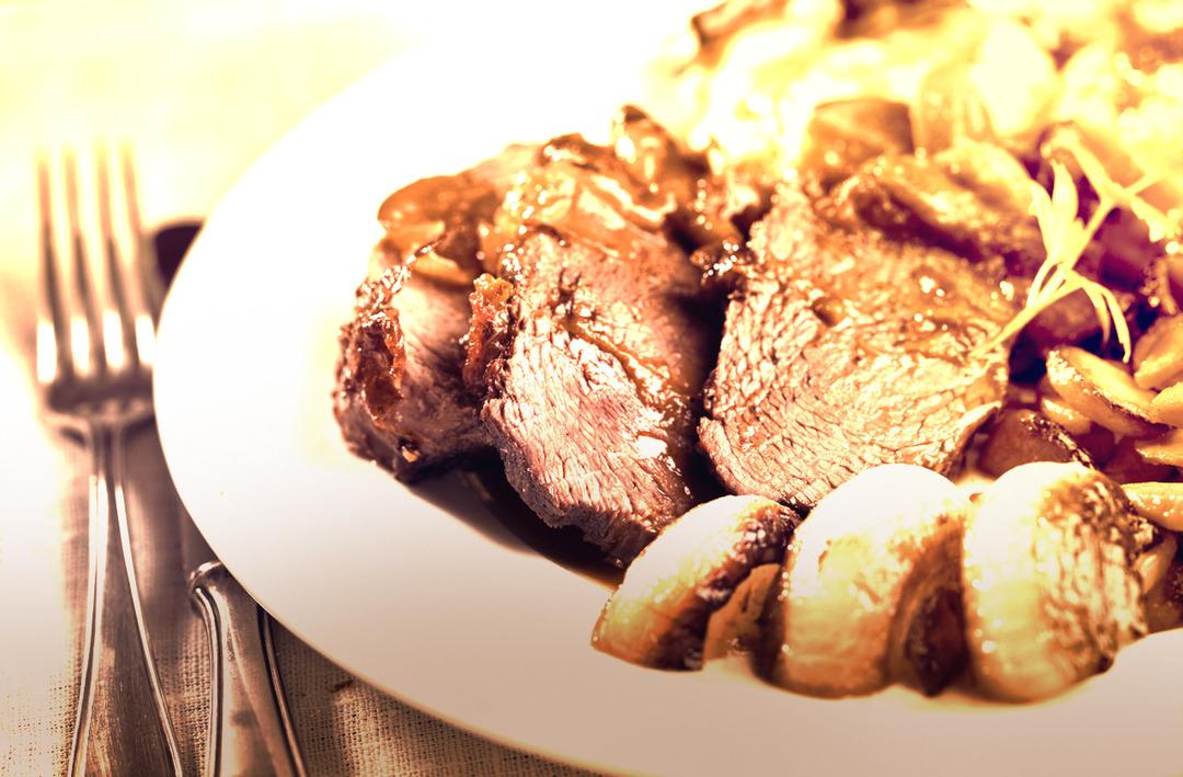 Domuz eti skandalına din, devlet ve bayraklı savunma! D&uuml;zce'de binlerce vatandaşa domuz eti yedirdiler, a&ccedil;ıklamalarıyla daha da tepki &ccedil;ektiler