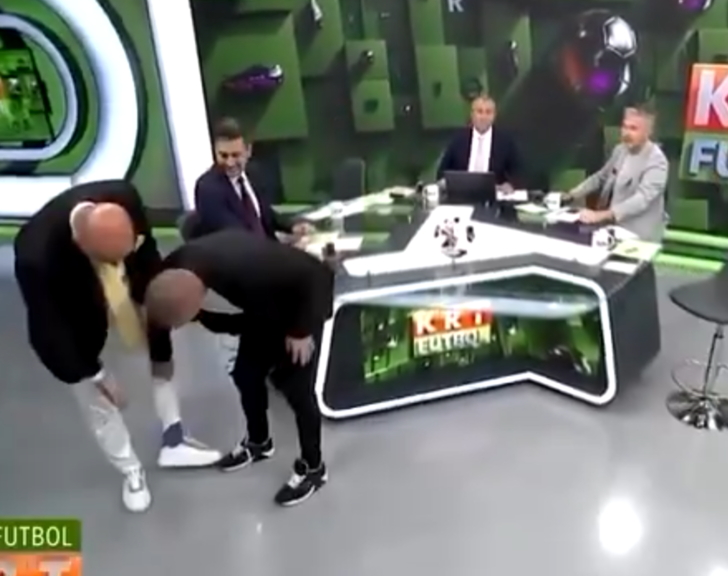 O sözleri duyunca çılgına döndü, canlı yayında kravatını ve çoraplarını çıkarıp stüdyonun ortasına attı! Sebebi: Fenerbahçe... G3