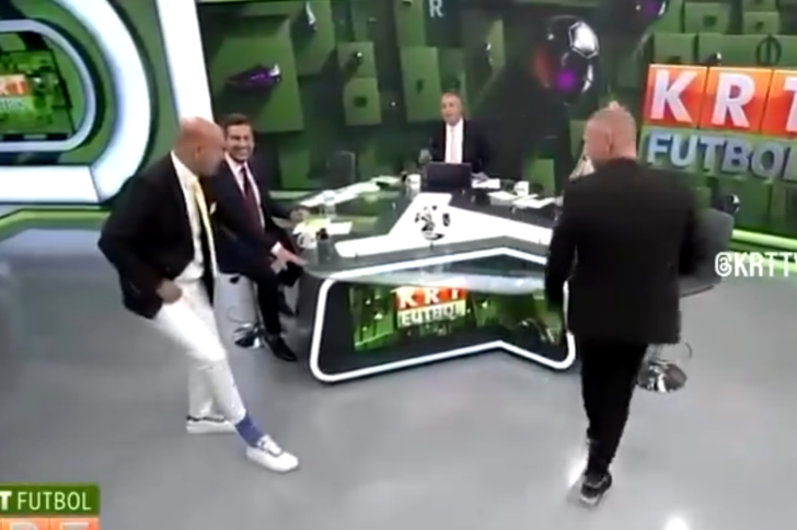 O sözleri duyunca çılgına döndü, canlı yayında kravatını ve çoraplarını çıkarıp stüdyonun ortasına attı! Sebebi: Fenerbahçe... G5