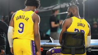 NBA yıldızı LeBron James ve oğlu Bronny James bir ilki yaşadı! Tarihte ilk kez baba-oğul aynı takımda mücadele etti