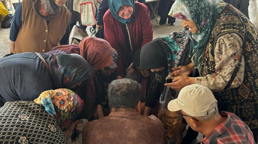 Yarı fiyatına satılınca izdiham çıktı! 'Kapış kapış alıyorlar' Taleplere yetişemediler