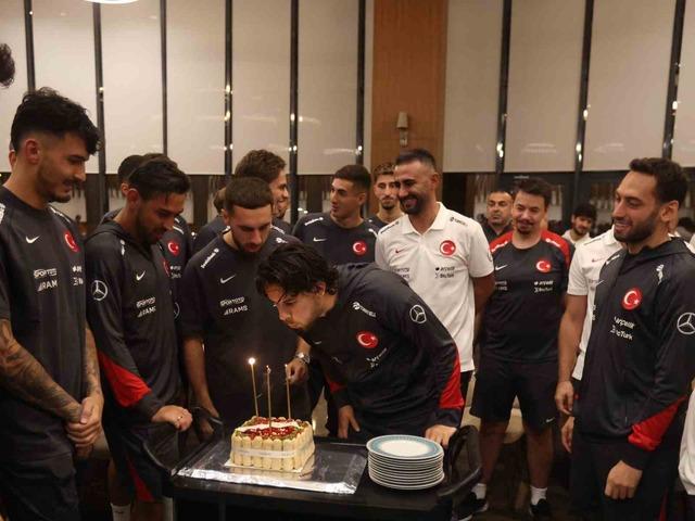 A Milli Takım’da Ferdi Kadıoğlu’nun doğum günü kutlandı