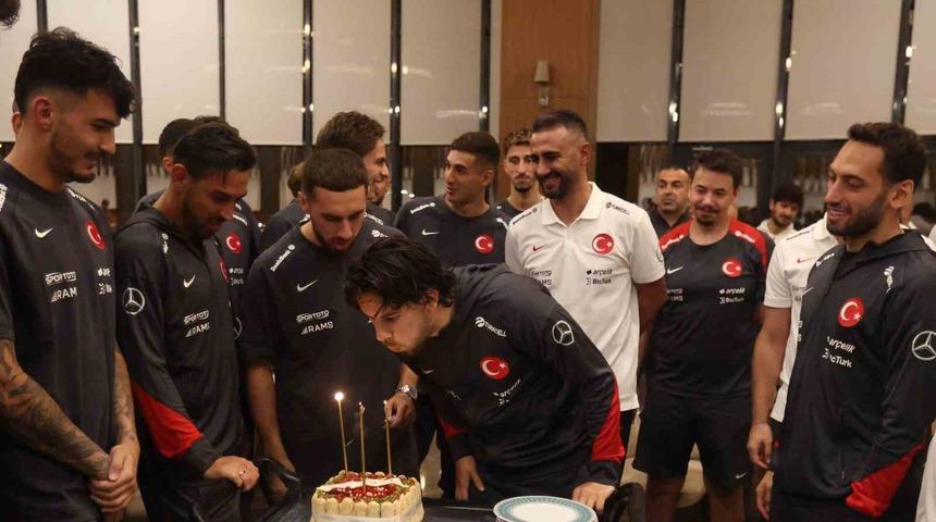 A Milli Takım’da Ferdi Kadıoğlu’nun doğum günü kutlandı