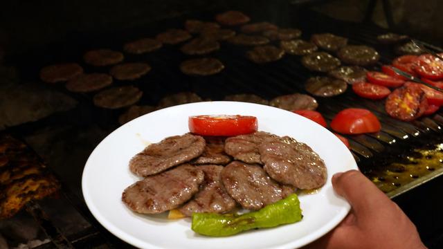 Ünlü köfte zincirinde de domuz eti! Skandalda her gün yeni bir firma... Mahkeme kararıyla engellemişler