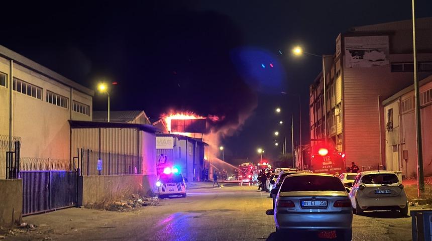 Adana'da mobilya imalathanesindeki yangın söndürüldü