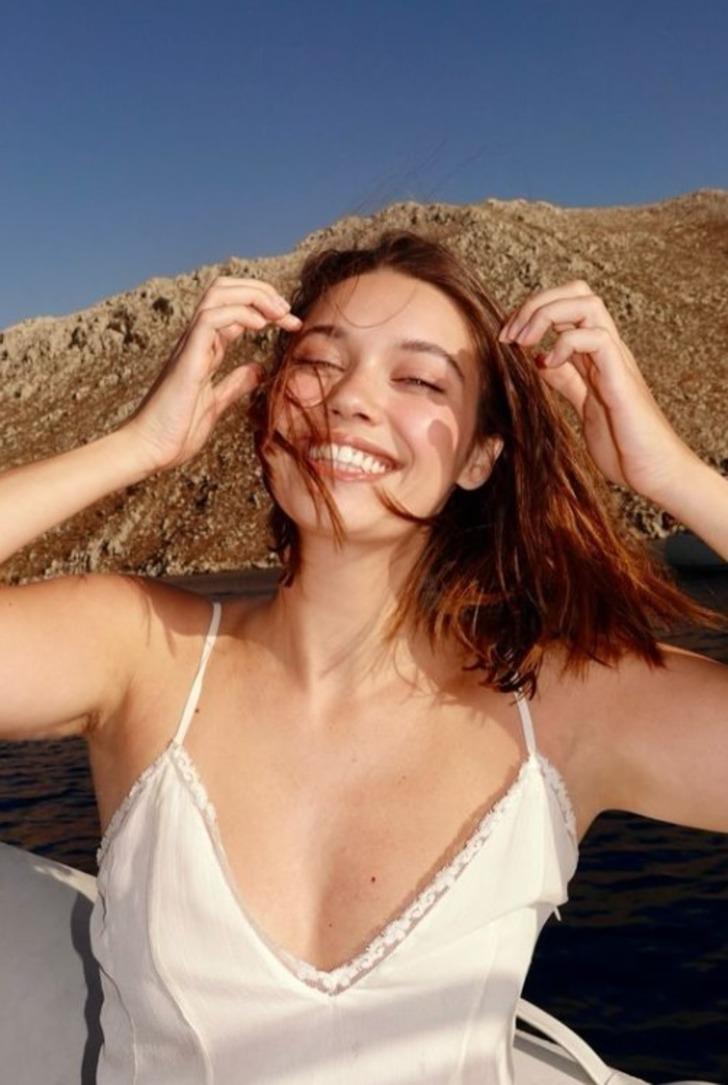 Sezonu böyle kapattı! Yalı Çapkını'nın güzeli Afra Saraçoğlu Symi tatilinden peş peşe paylaştı! Beğeni butonu çöktü  G4