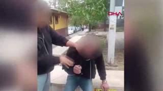 Okulun karşısındaki parka gidip erkek çocuklarına bakarak öyle bir şey yaptı ki...