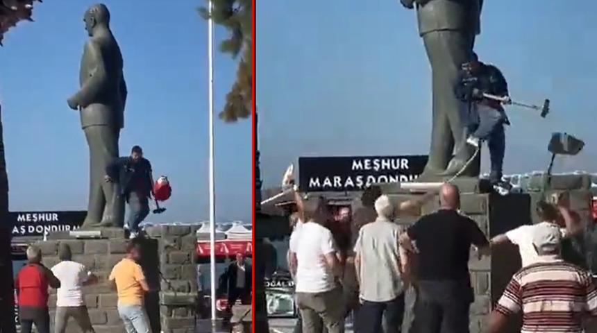 Ayvalık’ta Atatürk heykeline saldırı! Vatandaş eline ne geçirdiyse saldırgana hücum etti… O anlar böyle görüntülendi!