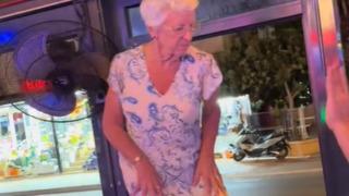 Yer: Marmaris! Yaşlı kadının dans performansı görenleri kendisine hayran bıraktı... Bu teyzenin enerjisinden istiyorum