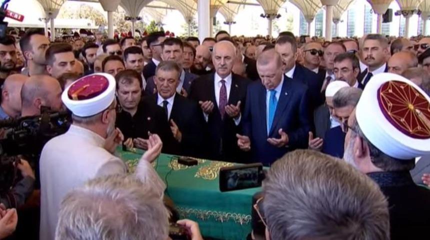 Recai Kutan son yolculuğuna uğurlandı! Siyaset dünyası neredeyse tam kadro cenaze törenine katıldı