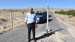 'Tapusu bende' dedi, koskoca yolu beton dikerek kapattı... Anlaşmak istenirse çözüm için çaba gösteririm