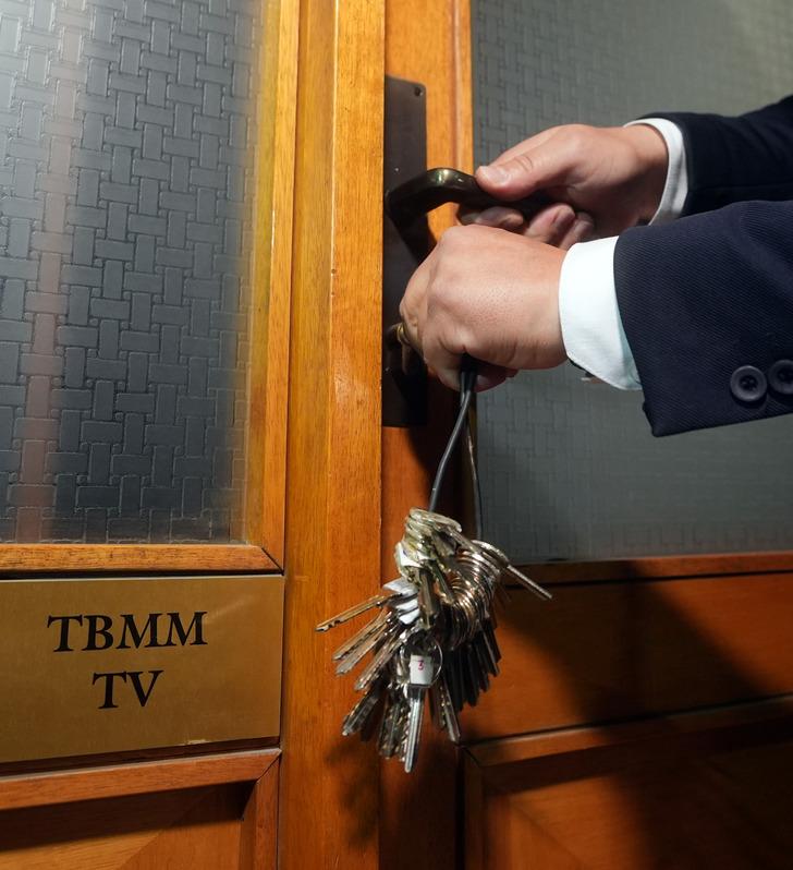 Çalışanlar çıkarıldı, kapılar kilitlendi... Görüntüler dikkat çekti! O toplantı 10 yıl gizli kalacak G4