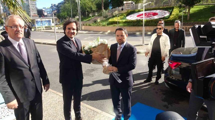 Adliye kapısında çiçekle karşılandı: İstanbul Cumhuriyet Başsavcısı Akın Gürlek göreve başladı