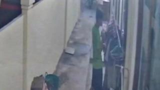 Saniye saniye sapığı kaydetti! Her gece aynı saatte geliyor... Çamaşırların arasından iç çamaşırını aldı ardından kokladı