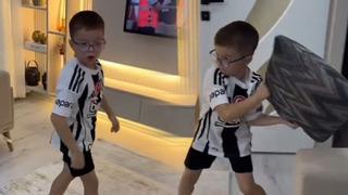Televizyona yastık fırlatıp annesi tarafından 2 maç cezaya çarptırılan minik taraftara Beşiktaş elini uzattı