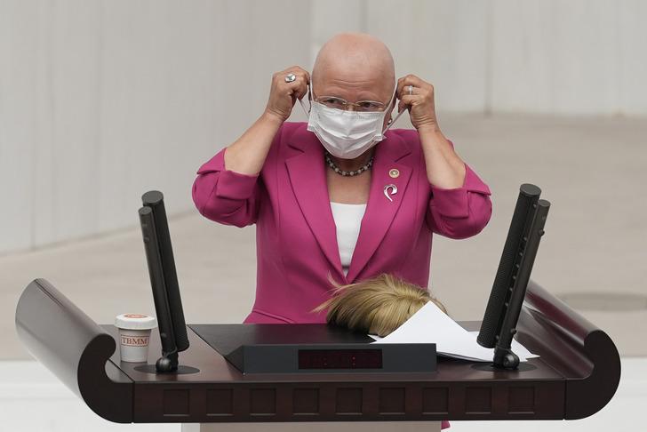 CHP Tekirdağ Milletvekili Nurten Yontar peruğunu çıkarıp meme kanserine dikkat çekti! Ayakta alkışlandı G3