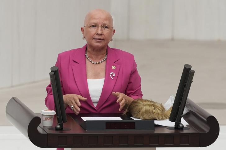 CHP Tekirdağ Milletvekili Nurten Yontar peruğunu çıkarıp meme kanserine dikkat çekti! Ayakta alkışlandı G2