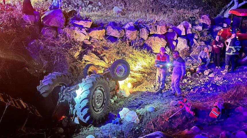 Gaziantep'te devrilen traktörün sürücüsü öldü, 1 kişi yaralandı