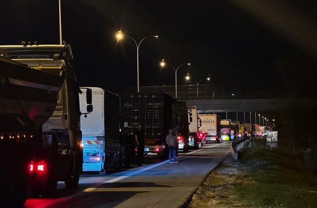 Silivri'de tır kazası nedeniyle trafikte yoğunluk oluştu