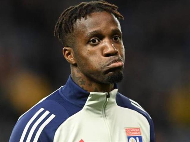 Wilfried Zaha yeni takımında da yapacağını yaptı! Lyon taraftarını çılgına çevirdi... "Umrumda mı?"