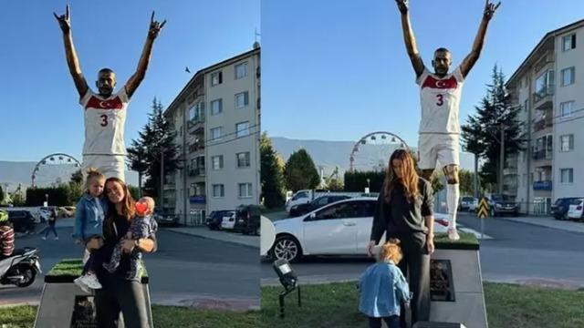 Merih Demiral’ın heykelinin önünde eşi fotoğraf çektirdi