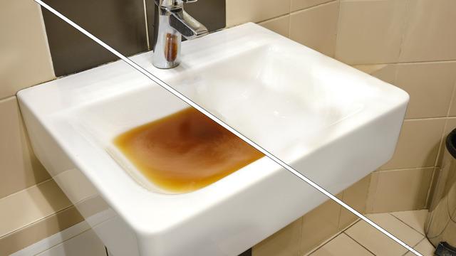 Tıkanmış lavaboyu saniyeler içinde açıyor! Tesisatçıların sır gibi sakladığı yöntem