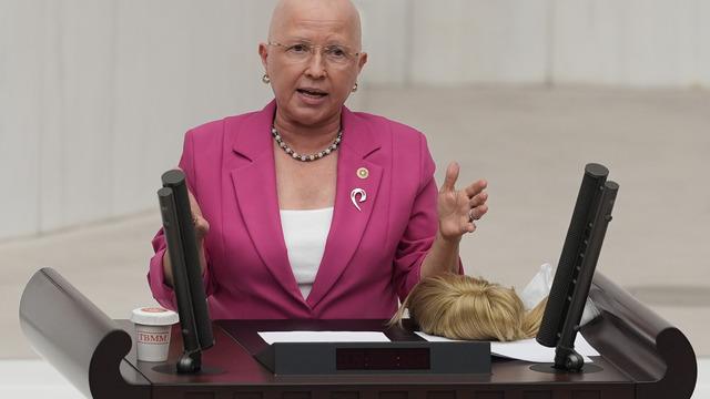 CHP Tekirdağ Milletvekili Nurten Yontar peruğunu çıkarıp meme kanserine dikkat çekti! Ayakta alkışlandı