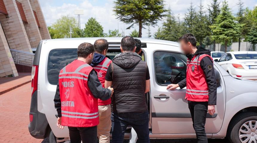 Isparta'da iş yerindeki imitasyon bilezikleri çaldıkları iddiasıyla 2 kişi tutuklandı