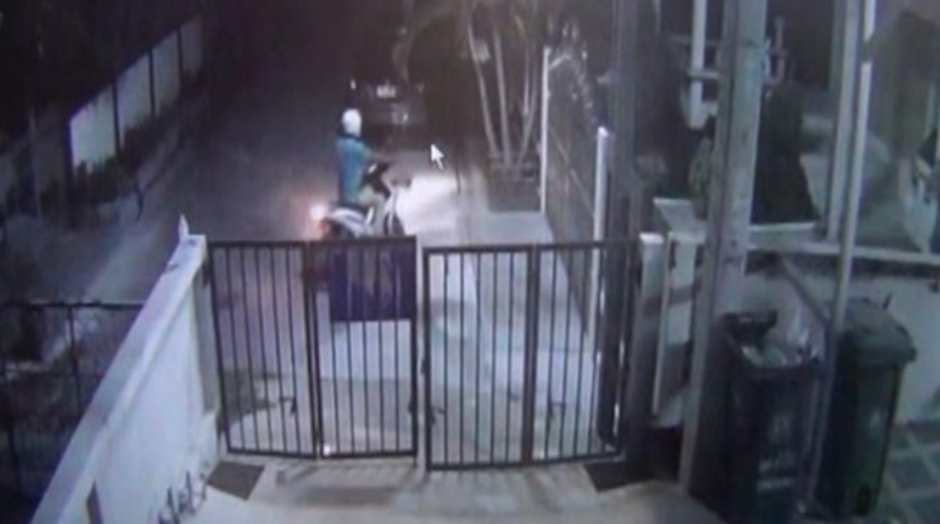 Park halindeki arabasının son halini görünce dehşete düştü! Güvenlik kamerasını izlediğinde saldırgan tanıdık çıktı: Sakince lastikleri indirip elindeki asidi fırlattı