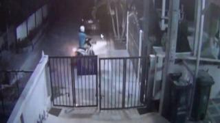 Park halindeki arabasının son halini görünce dehşete düştü! Güvenlik kamerasını izlediğinde saldırgan tanıdık çıktı: Sakince lastikleri indirip elindeki asidi fırlattı