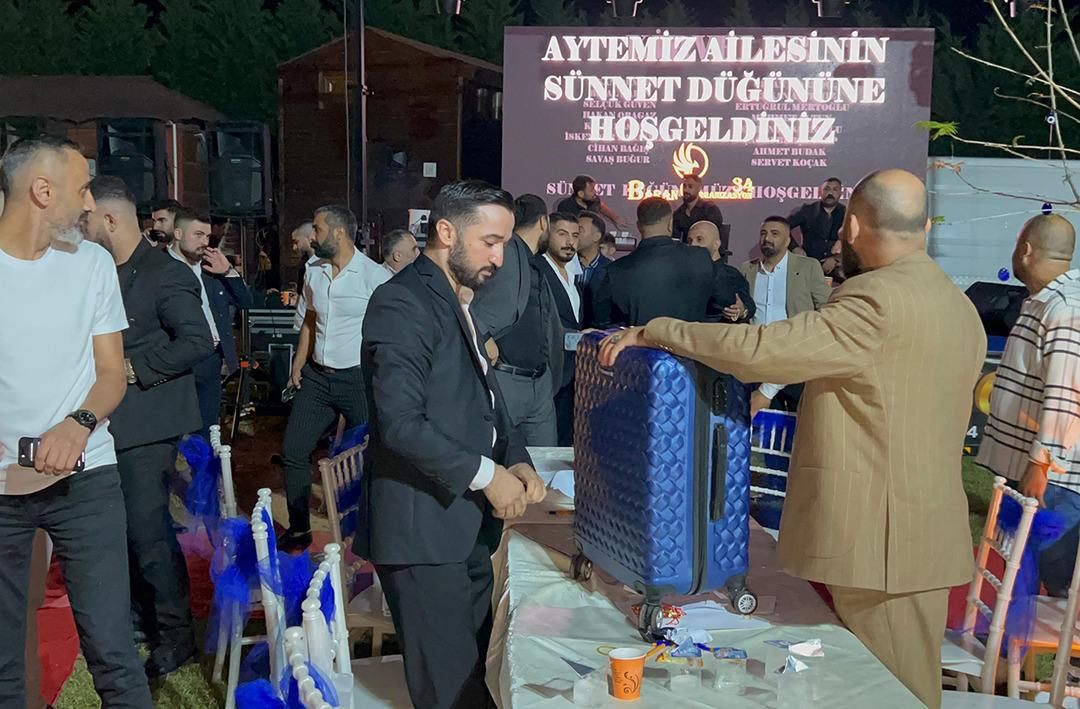 Nakit paraları 11 kişi saydı! Aşiret d&uuml;ğ&uuml;n&uuml;nde takılan takıların değeri 3 milyon lirayı buldu: Valiz valiz taşındı