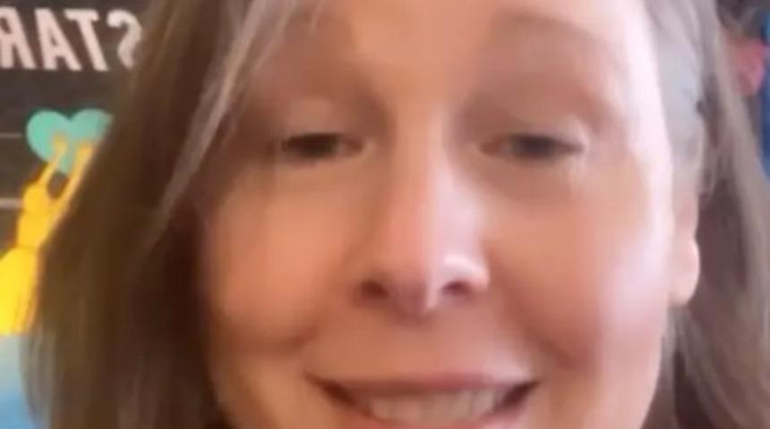 Kocasının kendisini aldattığını öğrenen kadın vefat eden eşinden ilginç bir şekilde intikam aldı! Tabletindeki geçmişini görünce inanamadı: "Küllerini yedim"