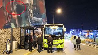 Cinayet anı kamerada! Otobüse binip herkesin önünde bıçakla saldırdı