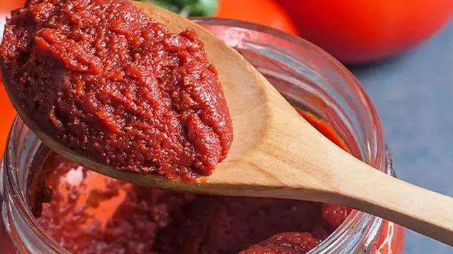 Vatandaşa salça yerine satmışlar... Domuz eti, tek tırnaklı etinden sonra listeye gıda boyası eklendi! Bakanlıktan açıklama geldi