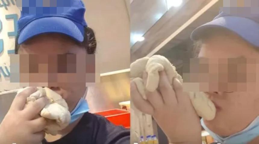 Pizza dükkanında skandal görüntüler! Pizza hamurunu öperken çekilen fotoğraflarını paylaştı... Tepkiler gecikmedi