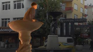 Arkadaşlarıyla iddiaya gireyim derken başı belaya girdi! 3 metre yüksekliğindeki heykelde mahsur kaldı