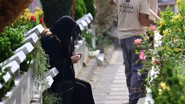 Annesi mezarın başından ayrılmadı! Cem Garipoğlu'nun cenazesi yeniden defnedildi