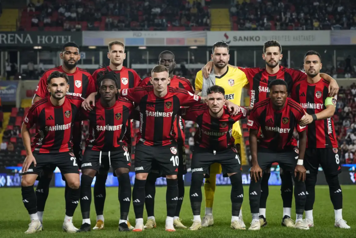 Yapay zeka, Süper Lig şampiyonunu belirledi! Fenerbahçe, Galatasaray ve Beşiktaş'ın yarışında 89 puanla zirvede eşitlik var... G5