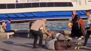 Yer: İzmir! Karşıyaka'da bir kişi devlete ve polise hakaret ettiği iddiasıyla yaşlı adam saldırdı... Çekirdek çitleyerek olayı izledi