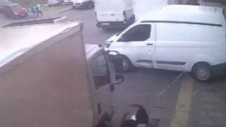 Derse giden üniversite öğrencisi yolda yürürken dehşeti yaşadı! Kafasına demir korkuluk düştü