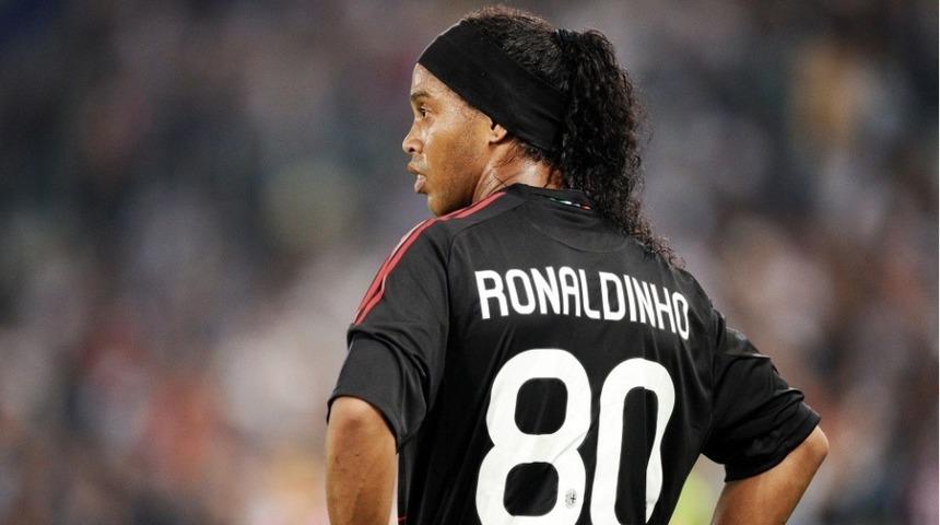 Brezilyalı efsane Ronaldinho, yeşil sahalara geri dönüyor! Hem oynayacak, hem yönetecek...