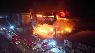 Tekirdağ'da kozmetik fabrikasında yangın! Patlama sesleri duyuldu