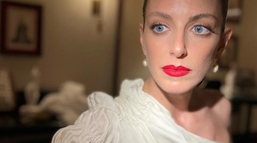 Galaya siyahlar içinde geldi! Bige Önal cesur tarzıyla tam not aldı