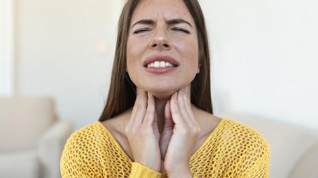 Bademcik şişmesine ne iyi gelir? Bademcik şişmesi en hızlı nasıl geçer? Bademcik şişmesi antibiyotiksiz geçer mi?