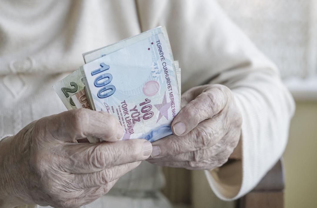 2025 i&ccedil;in korkuttu: "&Ccedil;&ouml;z&uuml;m bulunamazsa %35 daha az maaş ve zam alacaklar!" Emekli maaş farkında form&uuml;l arayışı....