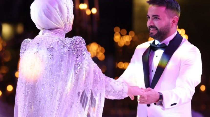 Herkes yüzünü merak ediyordu! En Hamarat Benim'in dış sesi Kadir Ezildi'nin nişanında ortaya çıktı! 