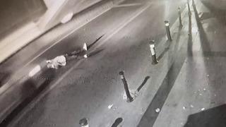 Alkolün dozunu kaçıran adam canından oluyordu! Yolun ortasına yatınca, araba üzerinden geçti