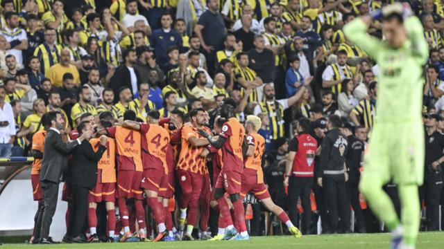 canli-mac-anlatimi-i-kadikoyde-tempo-yuksek-derbide-art-arda-iki-gol-fenerbahce-1-3-galatasaray-lq2i