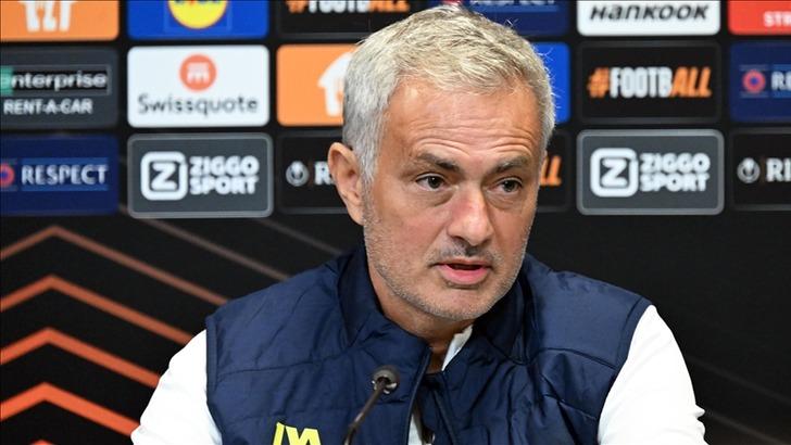 Mourinho basın toplantısında ilk 11 için tavsiye alacağını açıkladı! Salondakiler dondu kaldı G4